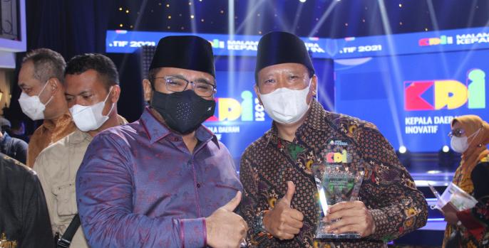 Bupati Pasuruan, Gus Irsyad berfoto bersama kepala daerah lain yang mendapat penghargaan dari MNC Portal Indonesia/tugu jatim