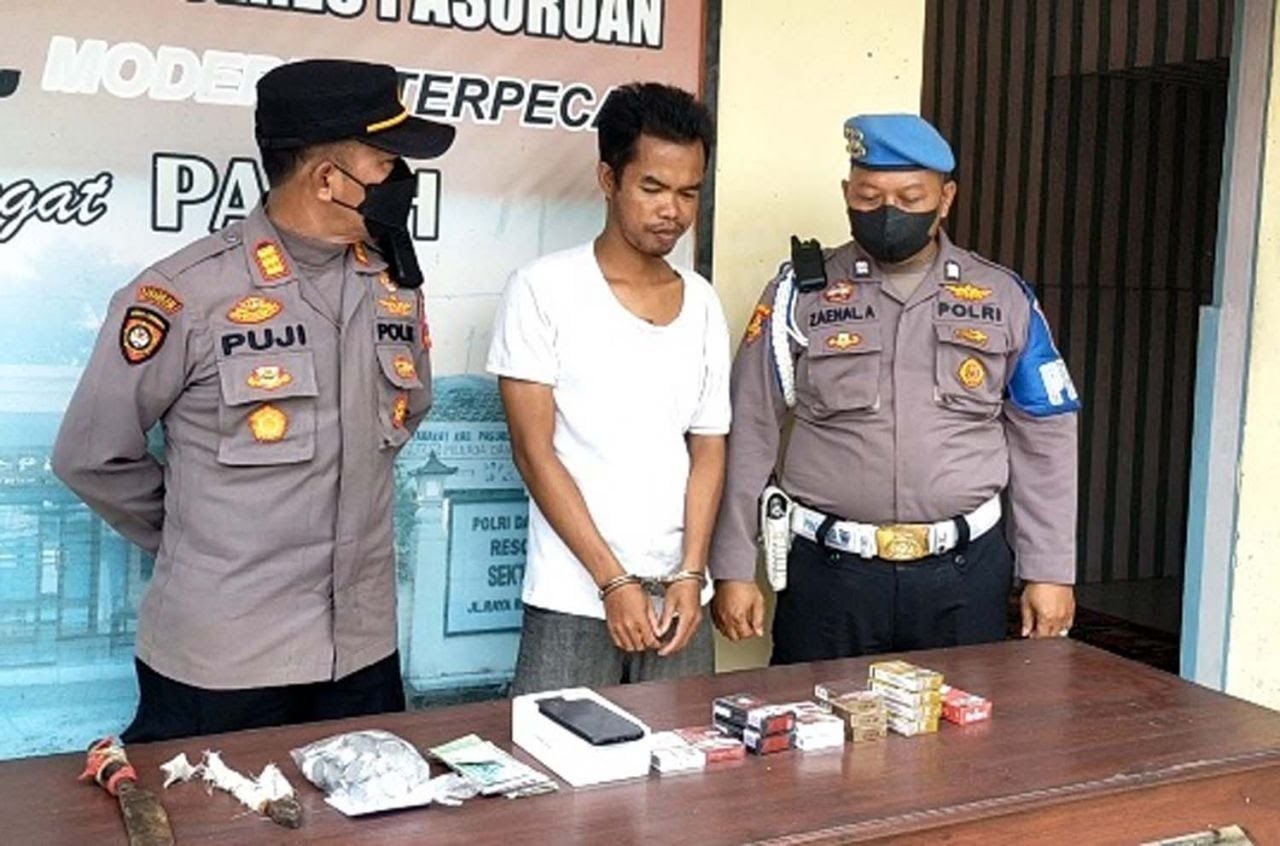Solihin, pelaku pembobolan rumah di Rembang saat digelandang di Polsek Rembang. (Foto: Polsek Rembang/Tugu Jatim)