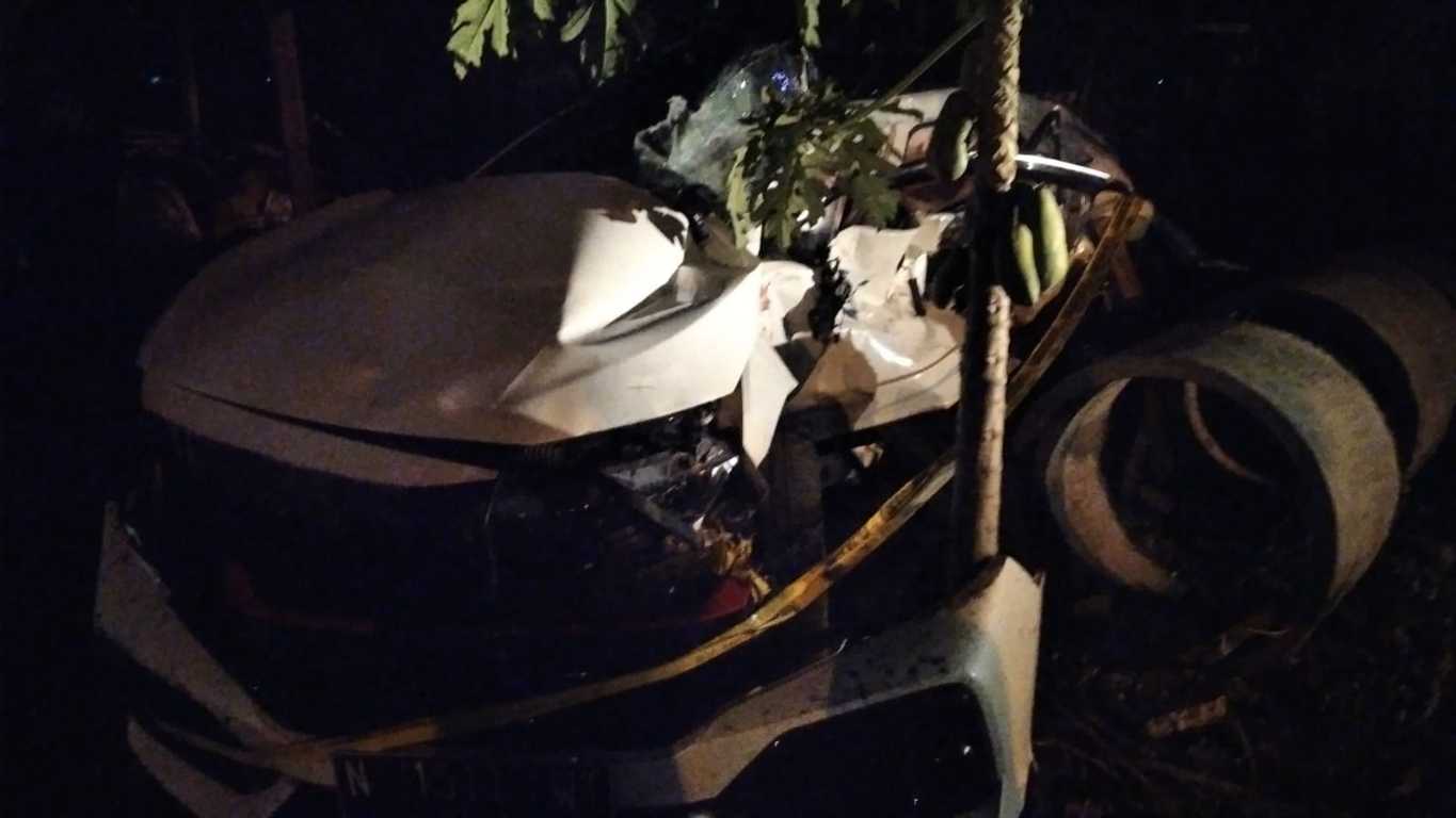 Mobil yang ditrabrak KA Komuter di perlintasan rel Beji, Kabupaten Pasuruan, tampak ringsek, Minggu malam (14/11/2021). (Foto: Polres Pasuruan/Tugu Jatim)
