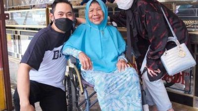 Pasangan Crazy Rich Malang, Gilang Widya Pramana dan Shandy Purnamasari saat mengunjungi ibu Trimah yang ditelantarkan 3 anaknya di panti jompo, Griya Lansia Husnul Khotimah, Minggu (31/10/2021). (Foto: Instagram/juragan_99) tugu jatim