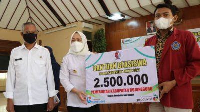 Bupati Bojonegoro Anna Muawanah secara simbolis memberikan bantuan beasiswa tingkat akhir untuk mahasiswa/mahasiswi di Bojonegoro sebesar Rp 2.500.000 per orang, Rabu (03/11/2021). (Foto: Dok.Pemkab Bojonegoro) tugu jatim