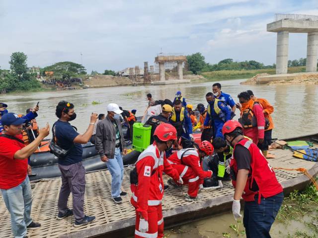 Jajaran  petugas gabungan saat melakukan evakuasi korban perahu penyeberangan yang tenggelam di Sungai Bengawan Solo, Rabu (3/11/2021) kemarin. (Foto: Dokumen) perahu tenggelam tugu jatim