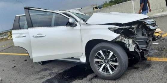 Mobil Pajero Sport putih yang ditumpangi Vanessa Angel dan suaminya yang terlibat dalam kecelakaan tunggal di jalan tol Nganjuk, Kamis (4/11/2021). (Foto: Dokumen/Polda Jatim) tugu jatim