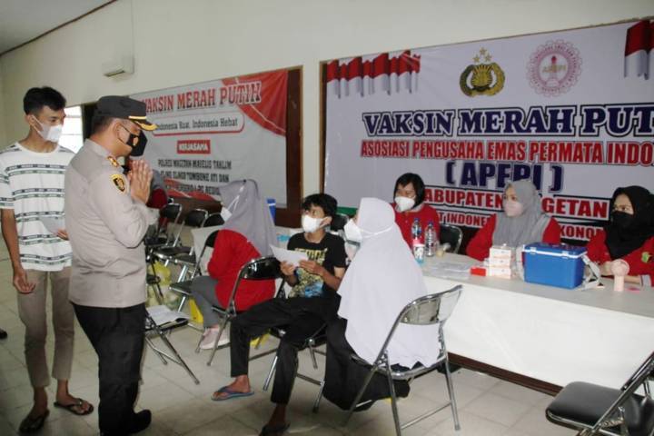 Kapolres Magetan saat meninjau serbuan vaksin merah putih di PG Redjosari, Kawedanan, Magetan. (Foto: Wawan/Tugu Jatim)