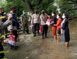 Polres Bojonegoro Serahkan Puluhan Sembako untuk Korban Banjir di Sukorejo