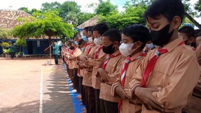 Salat gaib dan doa bersama dilakukan siswa MI Muhammadiyah III Panyuran Tuban untuk mendoakan para korban bencana erupsi Gunung Semeru