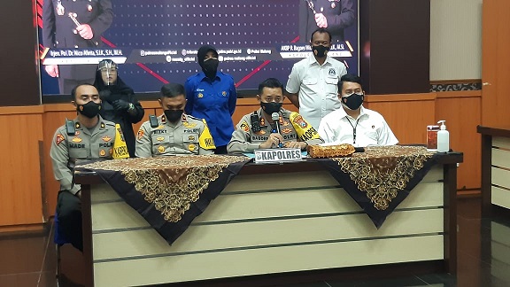 Kapolres Malang, AKBP R Bagoes Wibisono (depan, dua dari kanan) dalam jumpa pers, Kamis (30/12/2021).