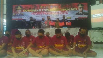 Kapolres Pasuruan Kota, AKBP Raden Muhammad Jauhari (tengah), menunjukkan barang bukti narkotika yang diamankan pada tahun 2021