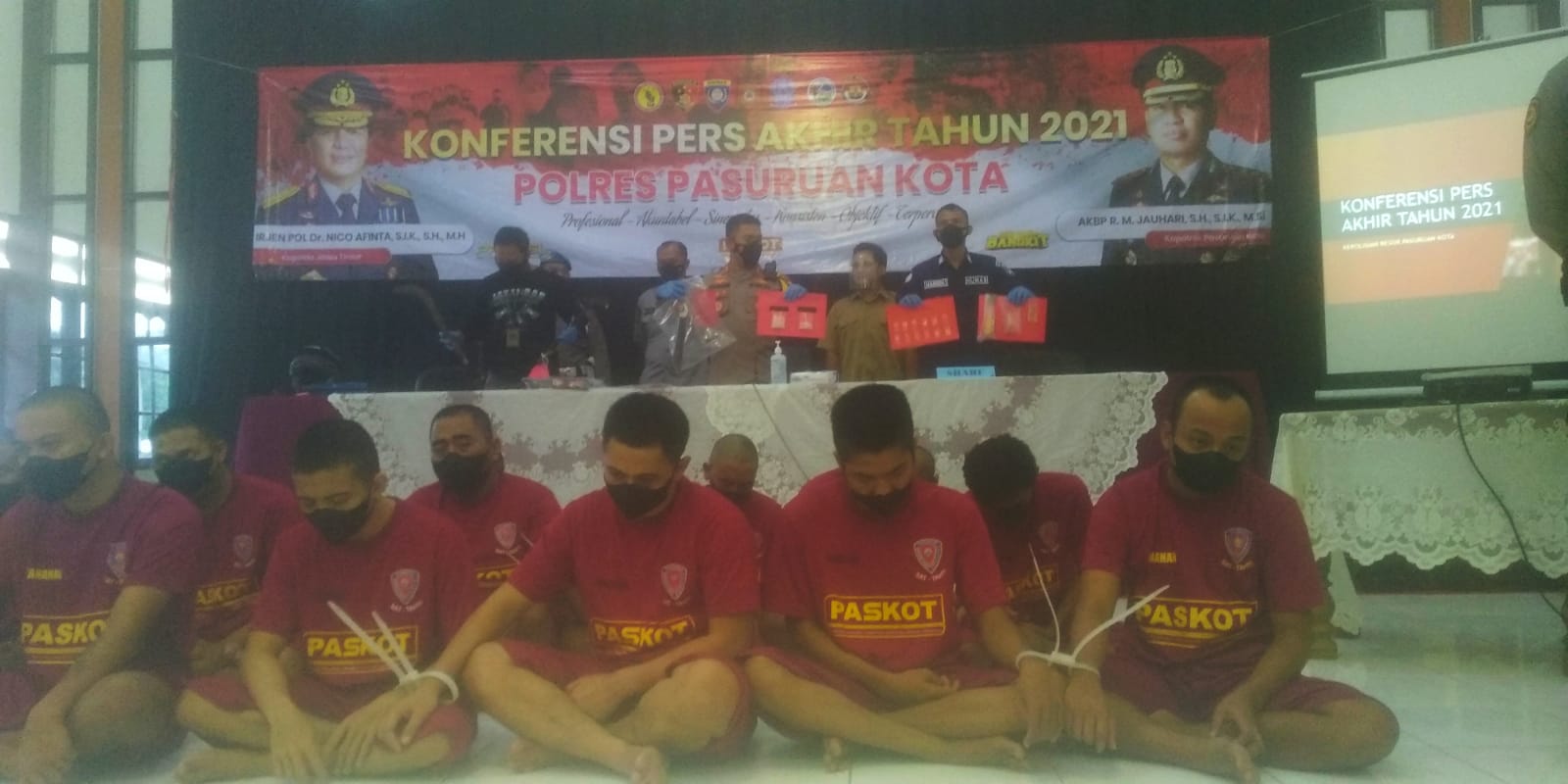 Kapolres Pasuruan Kota, AKBP Raden Muhammad Jauhari (tengah), menunjukkan barang bukti narkotika yang diamankan pada tahun 2021