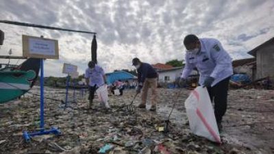 Aksi bersih-bersih pantai di pesisir pantai Lekok, Kabupaten Pasuruan, Rabu (22/12/2021).