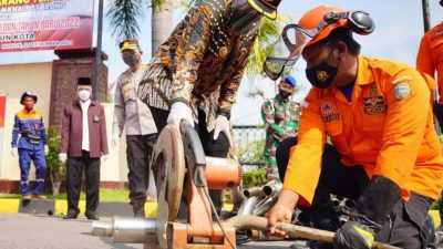 Wali Kota Madiun, Maidi, memotong knalpot brong