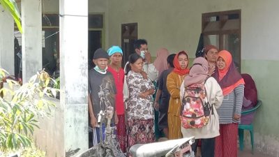 Jinta (kerudung oranye) bersama warga usun Dumbersari mengungsi di rumah warga yang tak ditempati di depan SD 4 Supit Urang, Lumajang