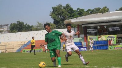 Pemain Persekap saat melawan Maestro FC di babak penyisihan Grup D Piala Soeratin U-17 Jawa Timur, Selasa (18/12/2021).