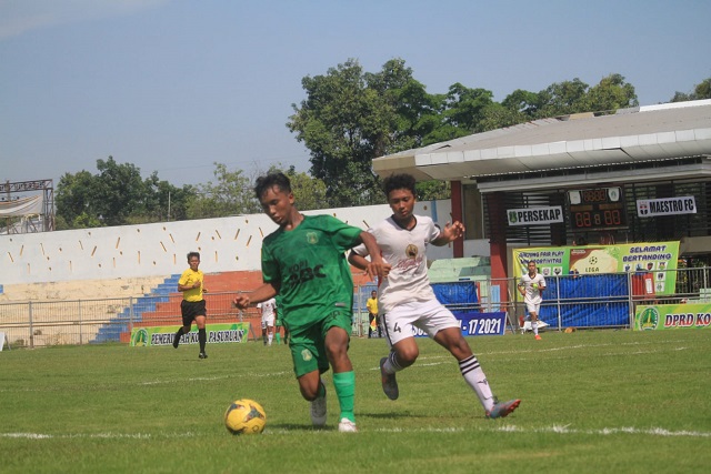 Pemain Persekap saat melawan Maestro FC di babak penyisihan Grup D Piala Soeratin U-17 Jawa Timur, Selasa (18/12/2021).