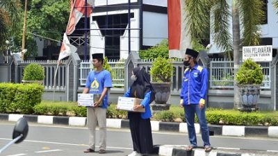 Sejumlah kader melakukam aksi galang dana di beberapa titil traffic light di Kabupaten Tuban.