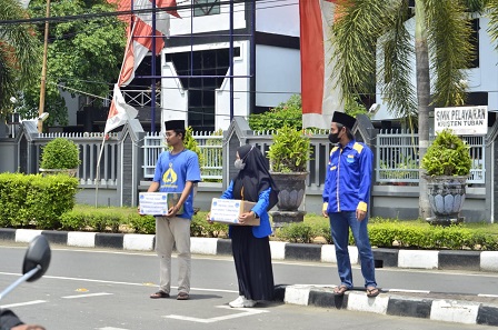 Sejumlah kader melakukam aksi galang dana di beberapa titil traffic light di Kabupaten Tuban.