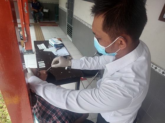 Sebelum dipindah seluruh napi pindahaan dari Lapas Mojokerto menjalani tes swab untuk memastikan tidak terpapar virus korona.