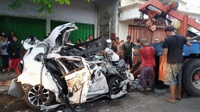 Kondisi mobil honda jazz tak terbentuk usai digencet kendaraan truk tronton di Jalur Pantura, tepatnya di Jalan Gajah Mada, Kelurahan Kebonsari, Kecamatan Tuban, Kamis (30/12/2021) sore.