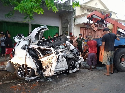 Kondisi mobil honda jazz tak terbentuk usai digencet kendaraan truk tronton di Jalur Pantura, tepatnya di Jalan Gajah Mada, Kelurahan Kebonsari, Kecamatan Tuban, Kamis (30/12/2021) sore.