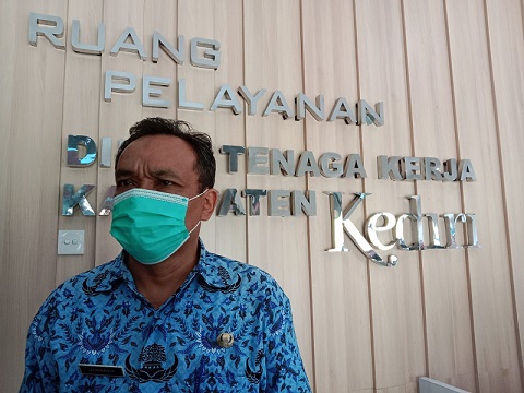 Jumadi, Kadis Disnaker Kabupaten Kediri saat ditemui di kantornya, Jumat (31/12/2021)