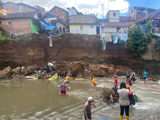 Warga melakukan kerja bakti usai terjadi tanah longsor.