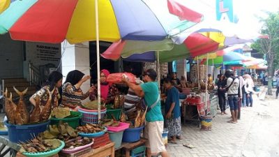 Pedagang ikan asap khas Tuban di kompleks Plaza Ikan, Jl Panglima Sudirman, Kelurahan Karangsari, Kecamatan Tuban, diserbu pembeli dari luar daerah.