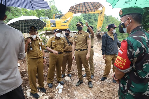 Bupati Tuban, Aditya Halindra Faridzky, bersama camat dan kepala desa Sugiharjo, kecamatan Tuban meninjau wilayah langganan banjir