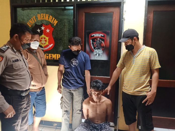 Tersangka Kriswanto (24) ditangkap Polsek Gempol setelah menggadaikan motor tetangganya.