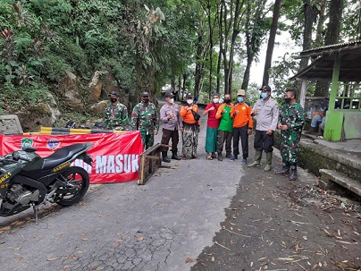 Polisi, TNI, dan relawan berjaga di kawasan zona merah Gunung Semeru.