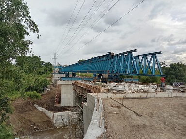 Penampakan pembangunan Jembatan Tlogomas, Kota Malang yang masih belum rampung sesuai target.