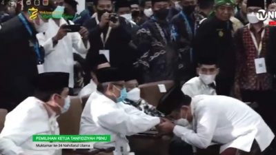 Momen Gus Yahya cium tangan Kiai Said di Mukamar NU ke 34