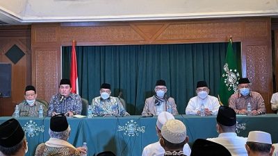 Rais ‘Aam KH Miftackhul Akhyar, Katib ‘Aam KH Yahya Cholil Staquf, Ketua Umum KH Said Aqil Siroj dan Sekretaris Jenderal A Helmy Faishal dan beberap pengurus lainnya saat mengumumkan Muktamar Nu ke 34.