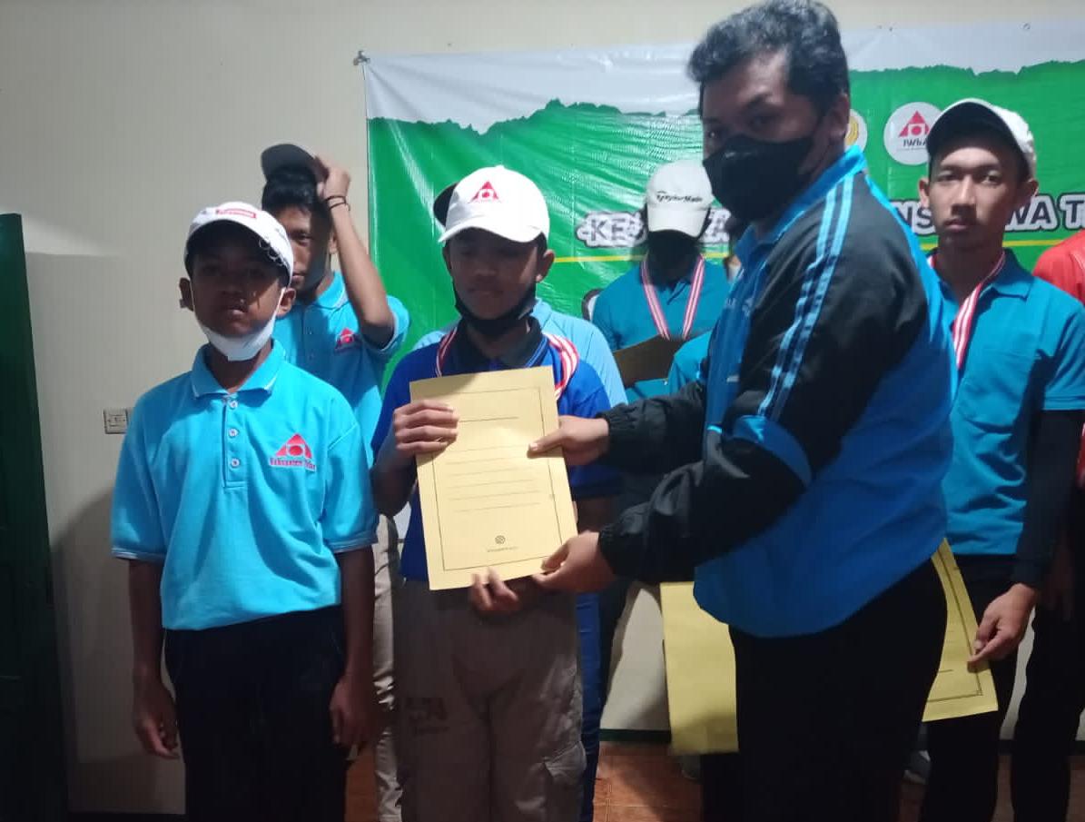 Ketua IWbA Tuban, Cipnal Muchlip, memberikan penghargaan pada atlet yang mengikuti ajang Kejurprov Jatim.