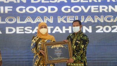 Gubernur Jawa Timur memberikan penghargaan kepada Desa Pejambon, Kecamatan Sumberrejo, Kabupaten Bojonegoro sebagai desa Berpredikat Prospektif Good Governance Pengelolaan Keuangan Dana Desa Tahun 2021 dari Pemprov Jawa Timur, Kamis (09/12/2021).