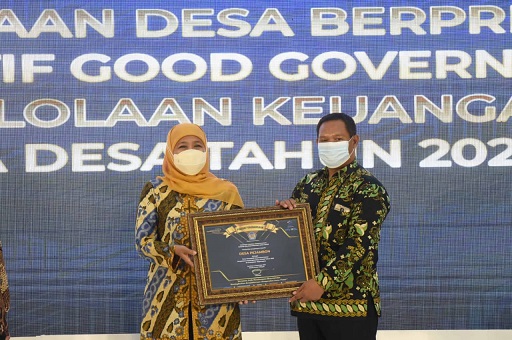 Gubernur Jawa Timur memberikan penghargaan kepada Desa Pejambon, Kecamatan Sumberrejo, Kabupaten Bojonegoro sebagai desa Berpredikat Prospektif Good Governance Pengelolaan Keuangan Dana Desa Tahun 2021 dari Pemprov Jawa Timur, Kamis (09/12/2021).