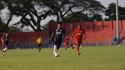 Septian Bagaskara (ungu) dipastikan tak akan masuk dalam line up skuad Persik Kediri saat melawan Barito Putera, Rabu (8/12/2021)