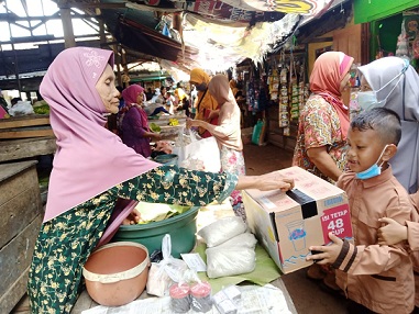 Siswa MI Muhammadiyah III Panyuran Tuban melakukan penggalangan dana di sejumlah pedagang di Pasar Panyuran.