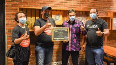 Wali Kota Kediri, Abdullah Abu Bakar (dua dari kanan), saat menerima penghargaan dari Karang Taruna Kecamatan Kota dalam Kecakot Award 2021.