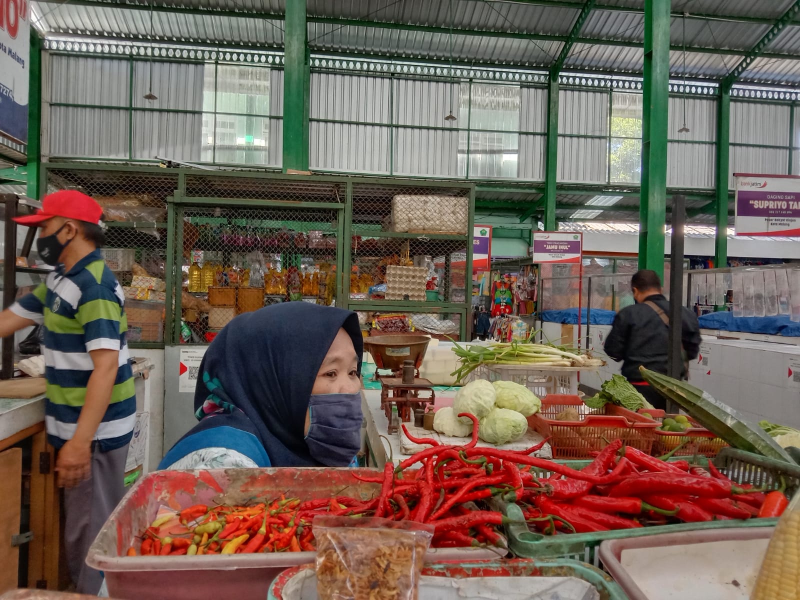 Harga cabai. (Foto: M. Sholeh/Tugu Malang)