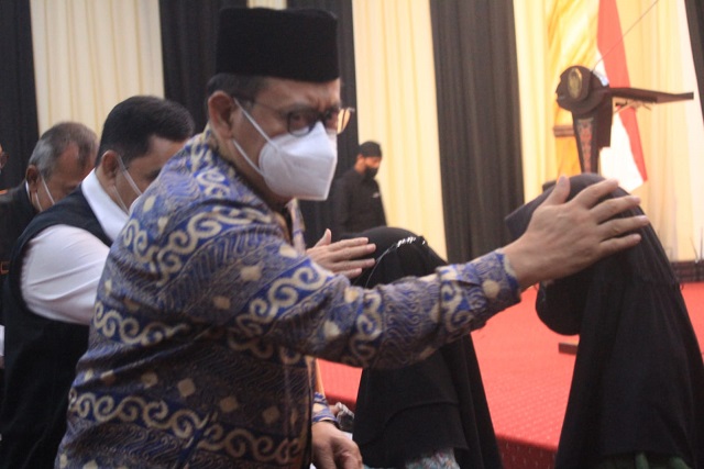 Wakil Ketua IV Baznaz Jatim, H Husnul Khuluq, menyerahkan bantuan kepada anak terdampak bencana putinh beliung di Pasuruan