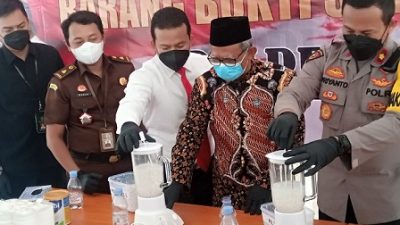 Jajarn Polres Tuban dan sejumlah tokoh masyarakat memusnahkan barang bukti ungkap kasus selama tahun 2021