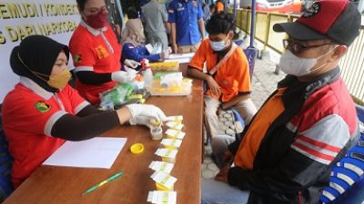 Sejumlah sopir bus Kota Kediri dites urine.