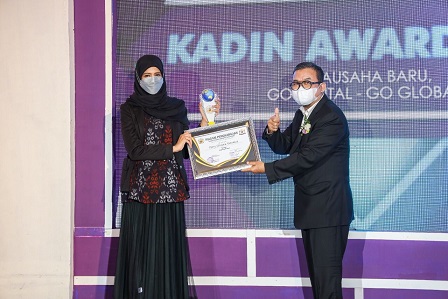 Ferry Silviana Abdullah Abu Bakar (Bunda Fey) dinobatkan sebagai The Inspiring Women.