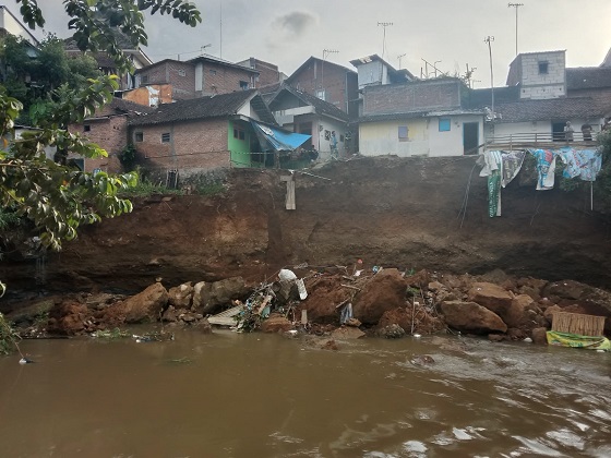 Longsor Sepanjang 25 Meter, Rumah Warga Kota Malang Terancam Ambrol 2 7a7d518f d69e 4f89 a7ef 41e30d760528