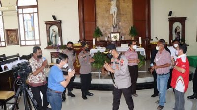 Kapolres Pasuruan, AKBP Raden Ahmad Jauhari, ditemani para pendeta saat meninjau gereja di Kota Pasuruan, Senin (20/12/2021)