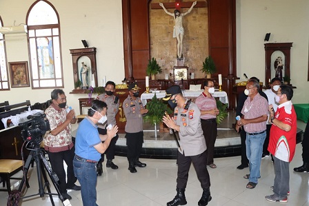 Kapolres Pasuruan, AKBP Raden Ahmad Jauhari, ditemani para pendeta saat meninjau gereja di Kota Pasuruan, Senin (20/12/2021)