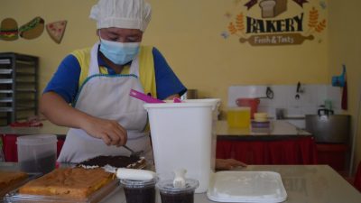 Kristina Andriani memproduksi kue di balik jeruji besi.