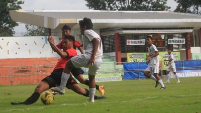 Pemain Persekap U-17 bertarung sengit melawan pemain Persewangi, Senin (20/12/2021).