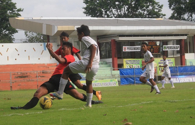 Pemain Persekap U-17 bertarung sengit melawan pemain Persewangi, Senin (20/12/2021).