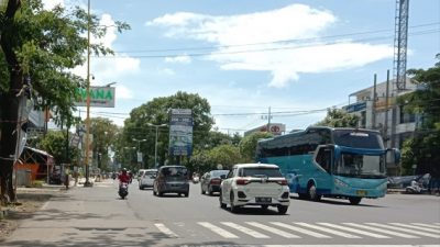 Arus lalu lintas di Jalan Letjen Sutoyo, Kota Malang tampak lenggang.